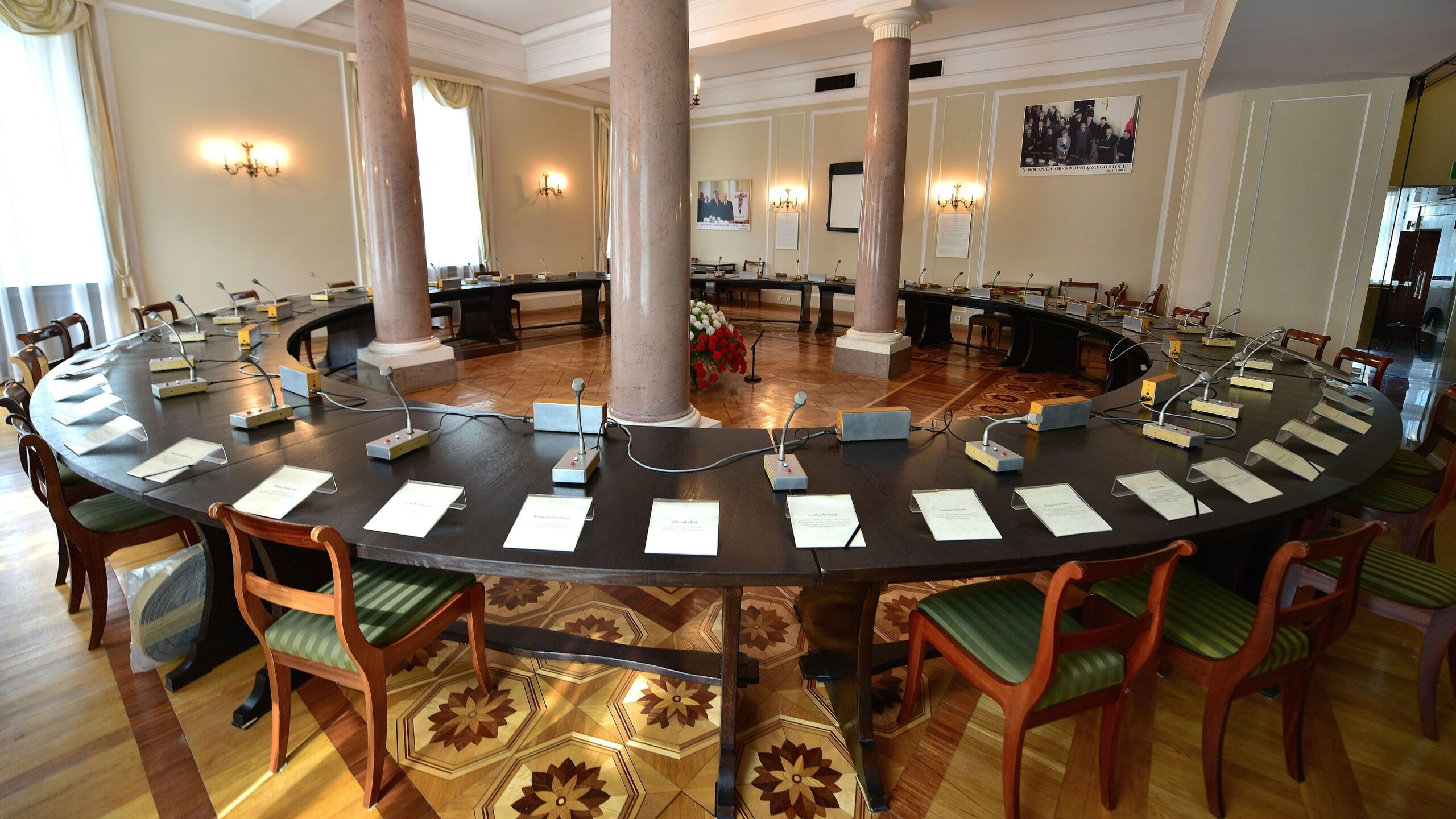 Okrągły Stół w Sali Okrągłego Stołu w Pałacu Prezydenckim w Warszawie, symbol transformacji ustrojowej 1989 roku