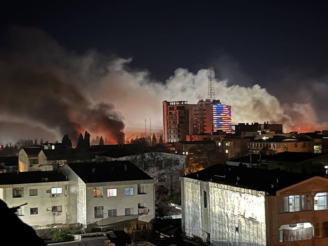 Protesty w Iranie. Zdjęcie przedstawia płonące budynki