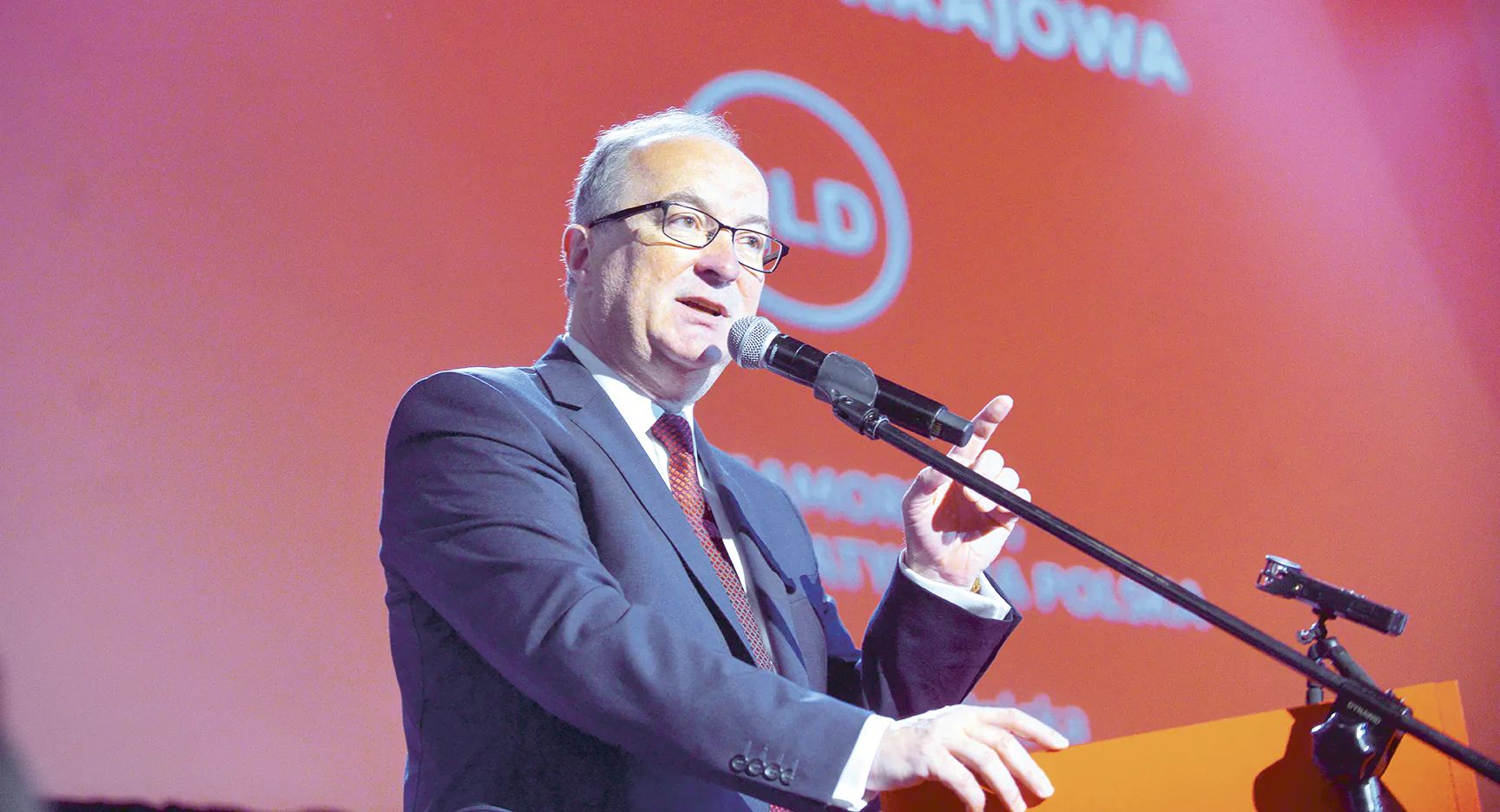 Granatowe na szarym w TVN