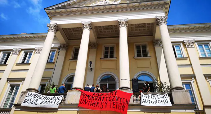 Balkon z widokiem  na demokratyczną uczelnię