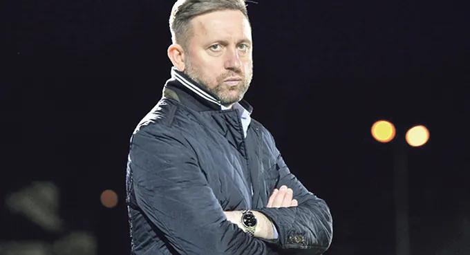 Brzęczek odkrył karty