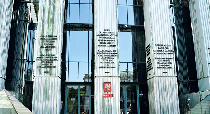 Prawo, niesprawiedliwość, konstytucja i sądy