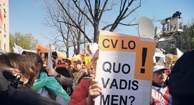 Stół z powyłamywanymi nogami