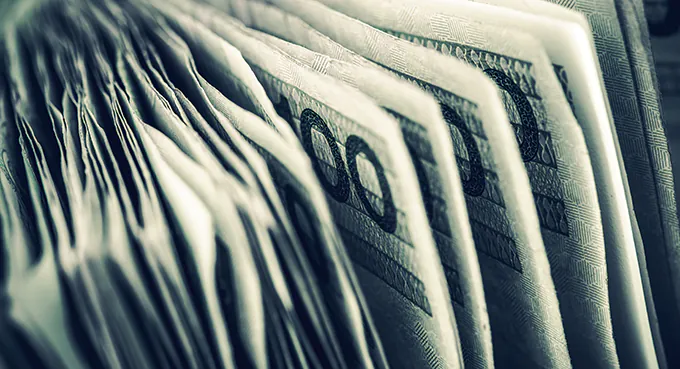 Kumple wypłacają sobie krocie