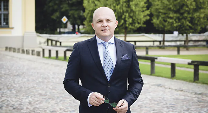 Administracja na straży partii