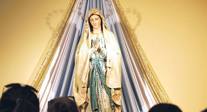 Tęczowa Maryja obraża?