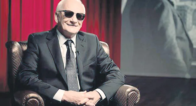 W starym kinie, w ciemnych okularach Tytuł w dwa wiersze