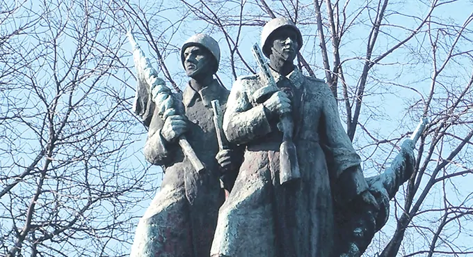 Duma uczelni Łazarskiego