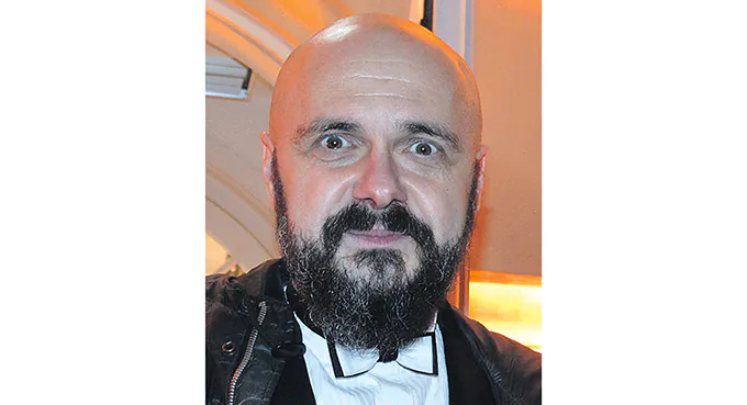 Fascynuje mnie granica między byciem a graniem