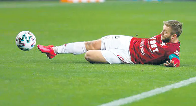 Piłkarze grają,  a płace się mrożą