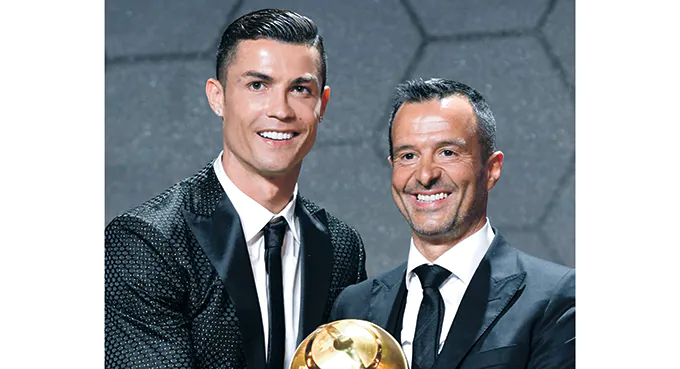 Piłka w rękach agentów