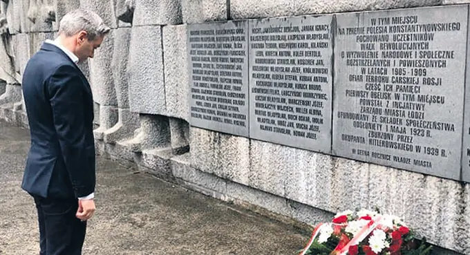 Biedroń punktuje Dudę