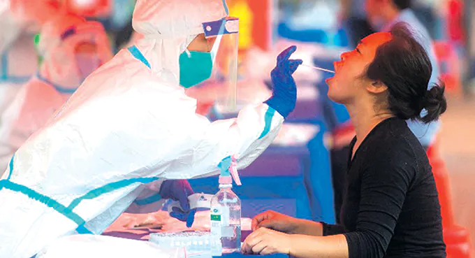 W Wuhan przebadano prawie 10 milionów ludzi. Testy na COVID-19 wykonano w całym mieście.