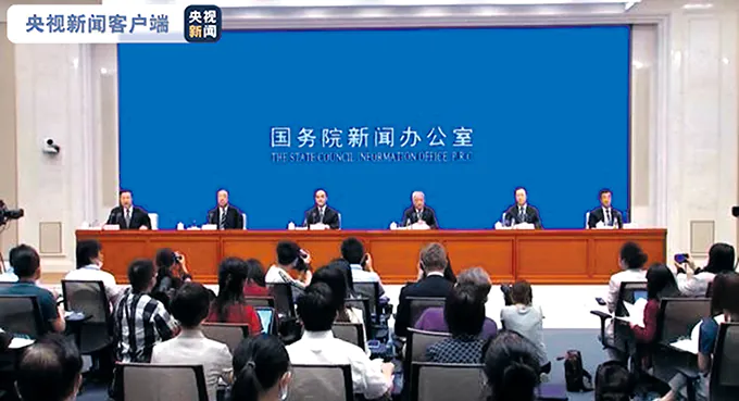 Co jest priorytetem dla nowej szczepionki przeciwko koronawirusowi? Czy nadal będziemy nosić maseczki?