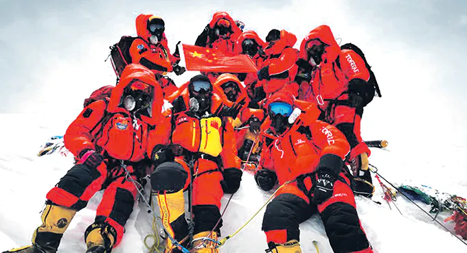 Wspinam się, bo tam jest góra – zespół chińskich geodetów ponownie zdobył szczyt Czomolungmy