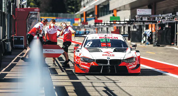 Niemcy drwią z jazdy Kubicy w serii DTM