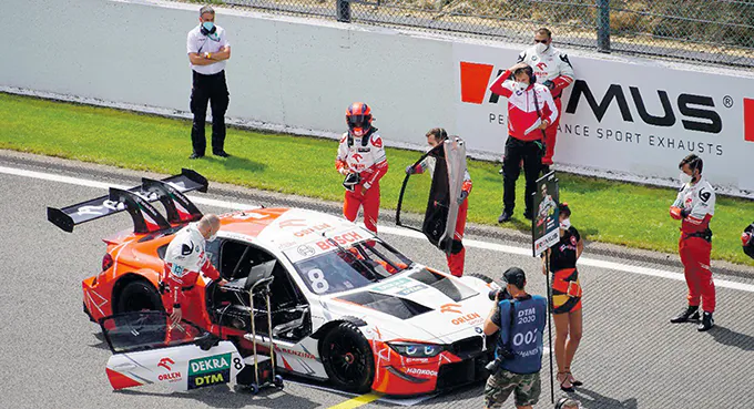 Hamilton rządzi, a Kubica się uczy
