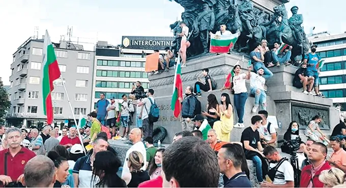 Sen o demokracji na kupie gruzów