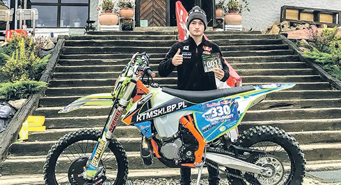 Atak nożem na mistrza enduro