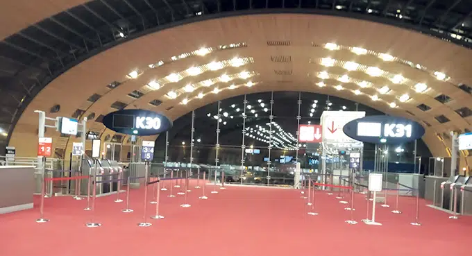 Czarny ląd z czerwoną ziemią