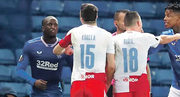 UEFA łagodniej karze za bicie niż za rasistowskie obelgi