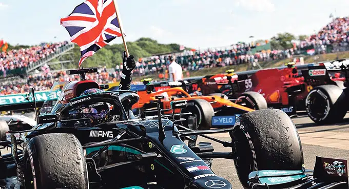 Formuła 1: Hamilton rozbija rywali na torze