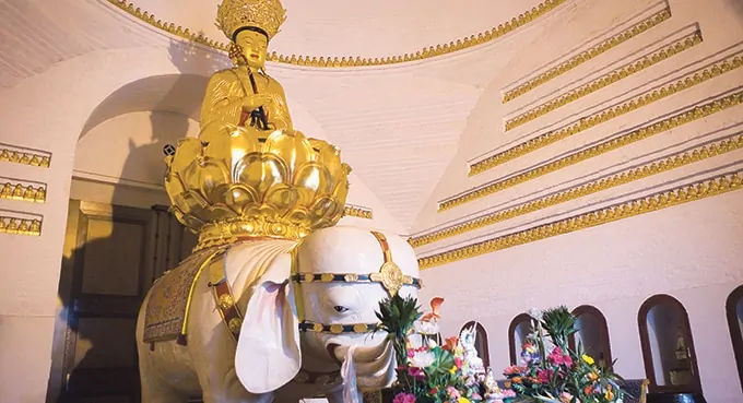 Buddyzm i święte góry buddyjskie Wutaishan i E’meishan w Chinach