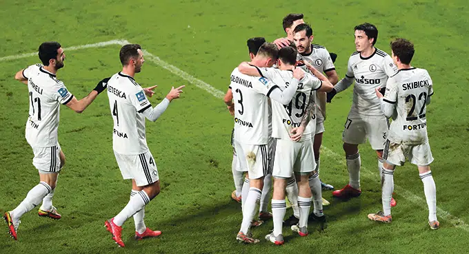 Legia zaległa na dnie