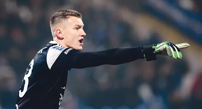 Bramkarz Stali przechytrzył sędziego
