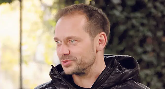 Posada Doleżala wisi na brązie