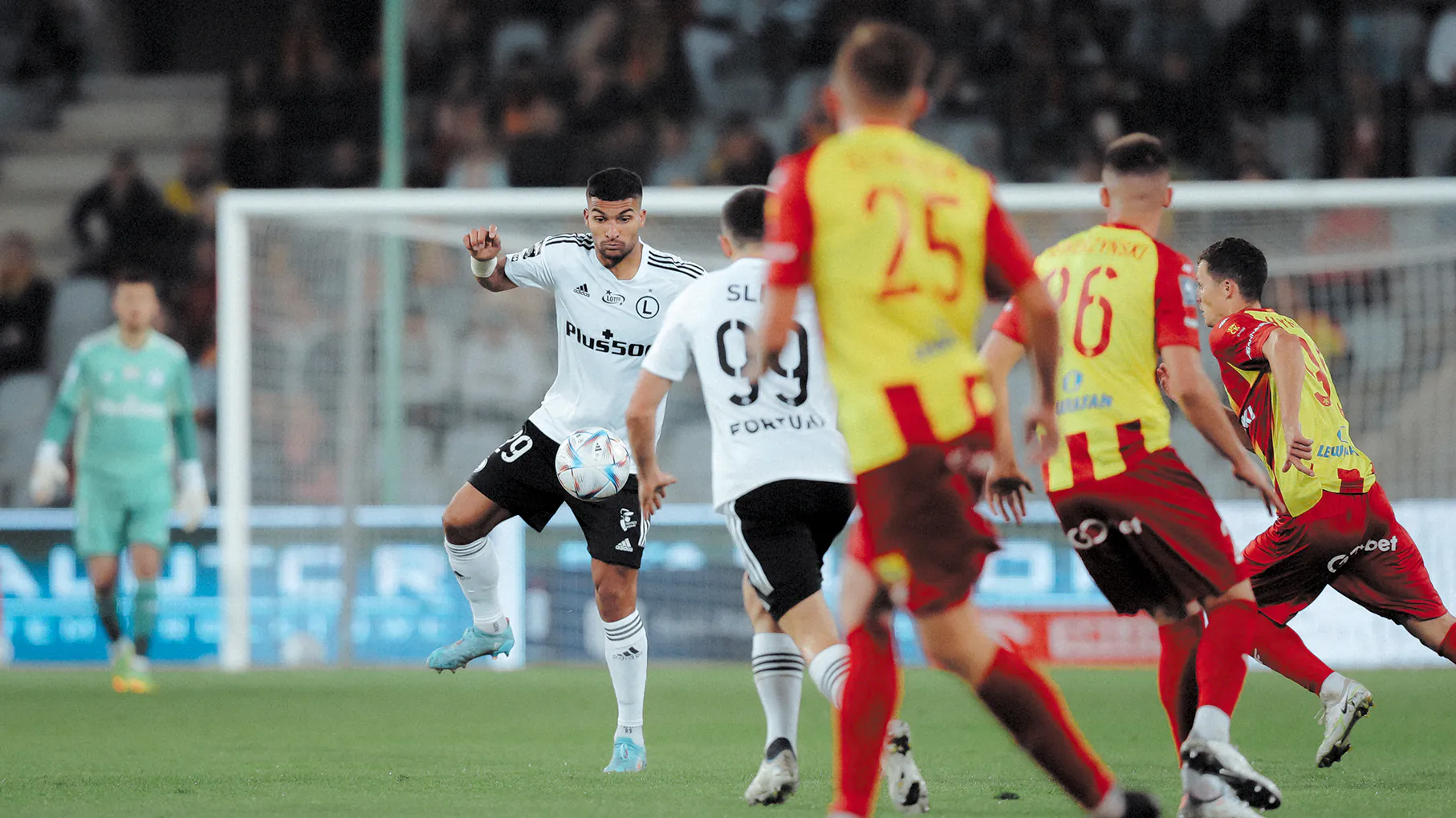 Porażka Lecha, remis Legii