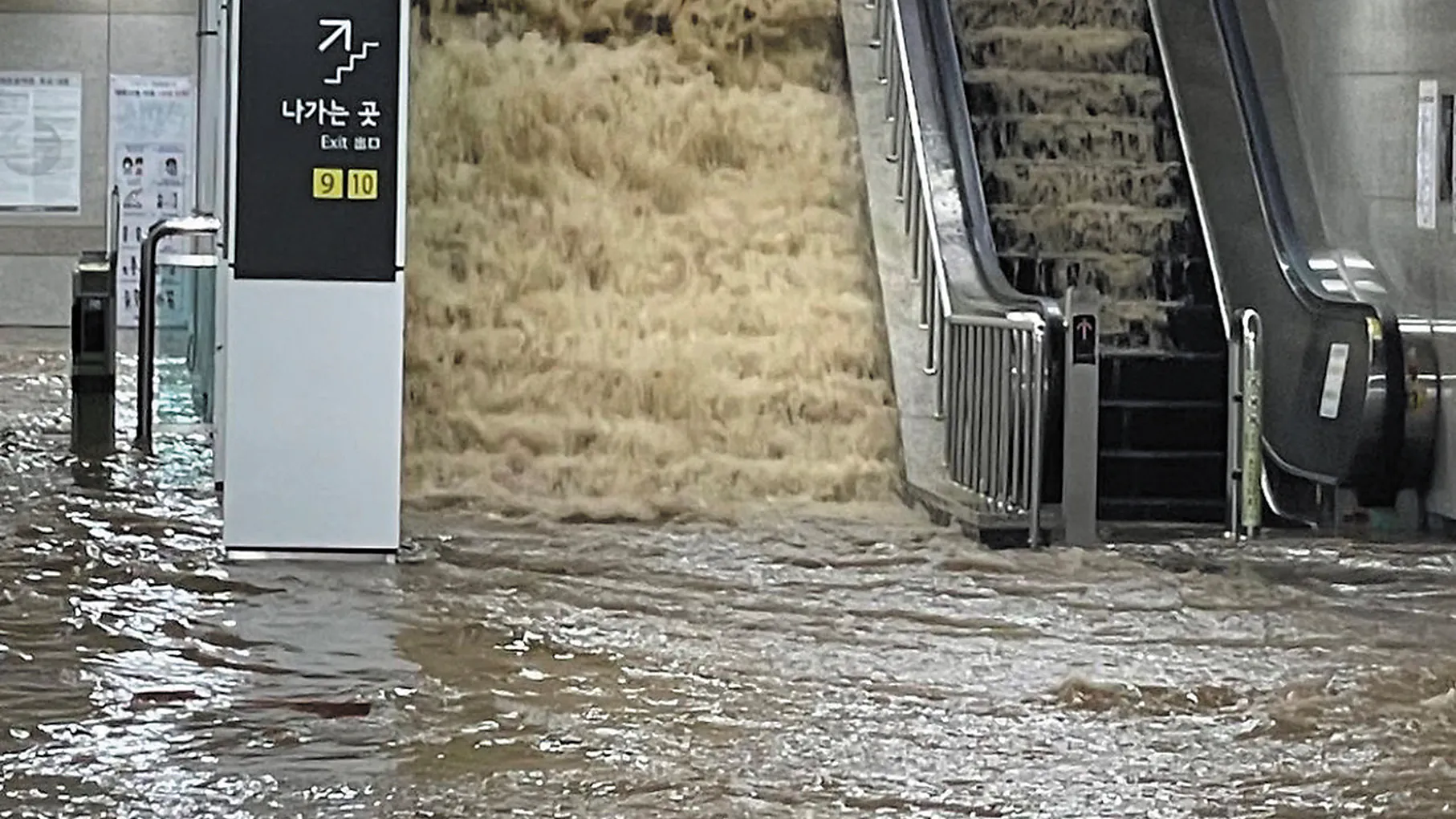 Ulewy zabiły co najmniej 8 osób