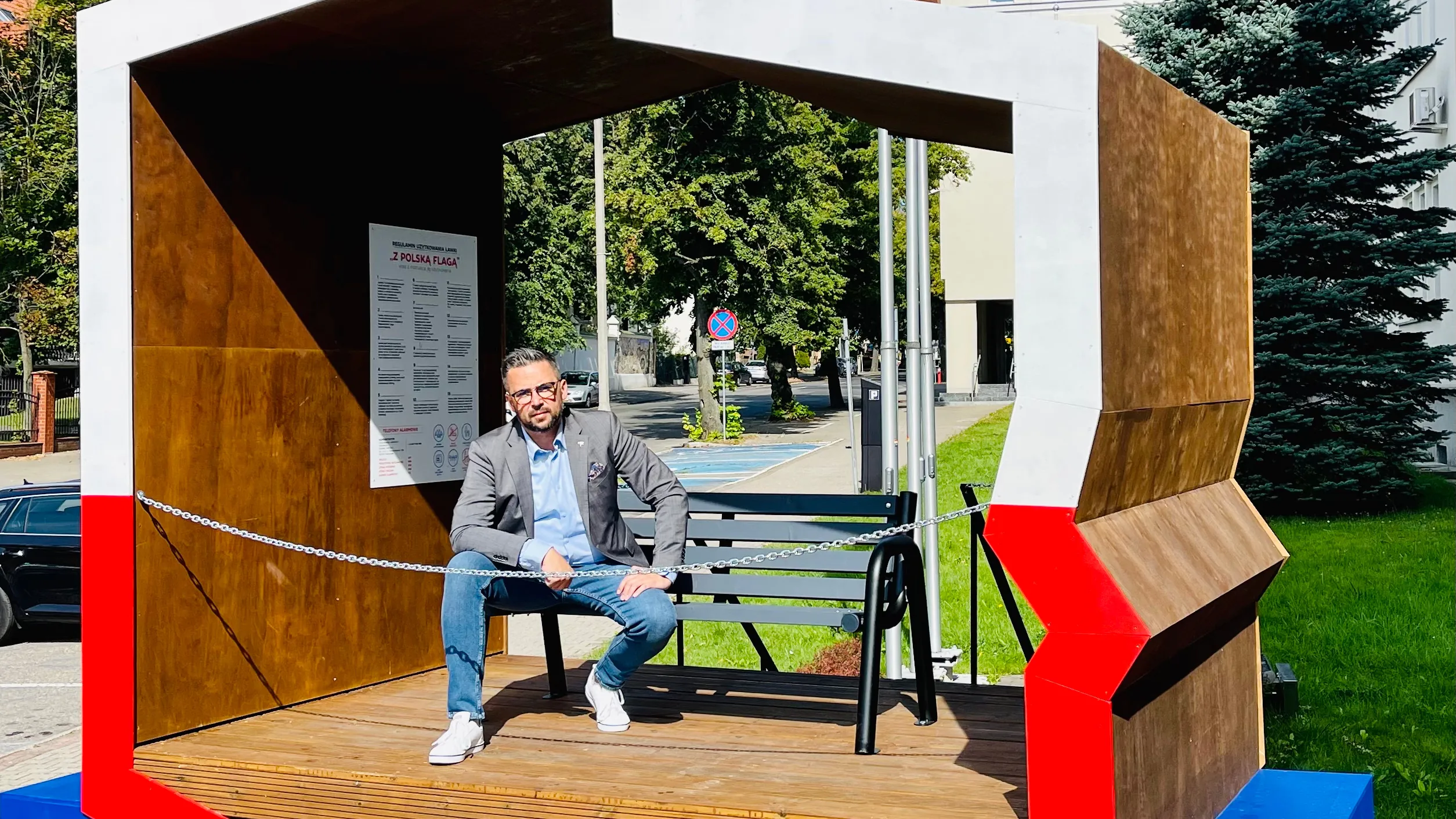 Jednak bardziej oburza, niż śmieszy
