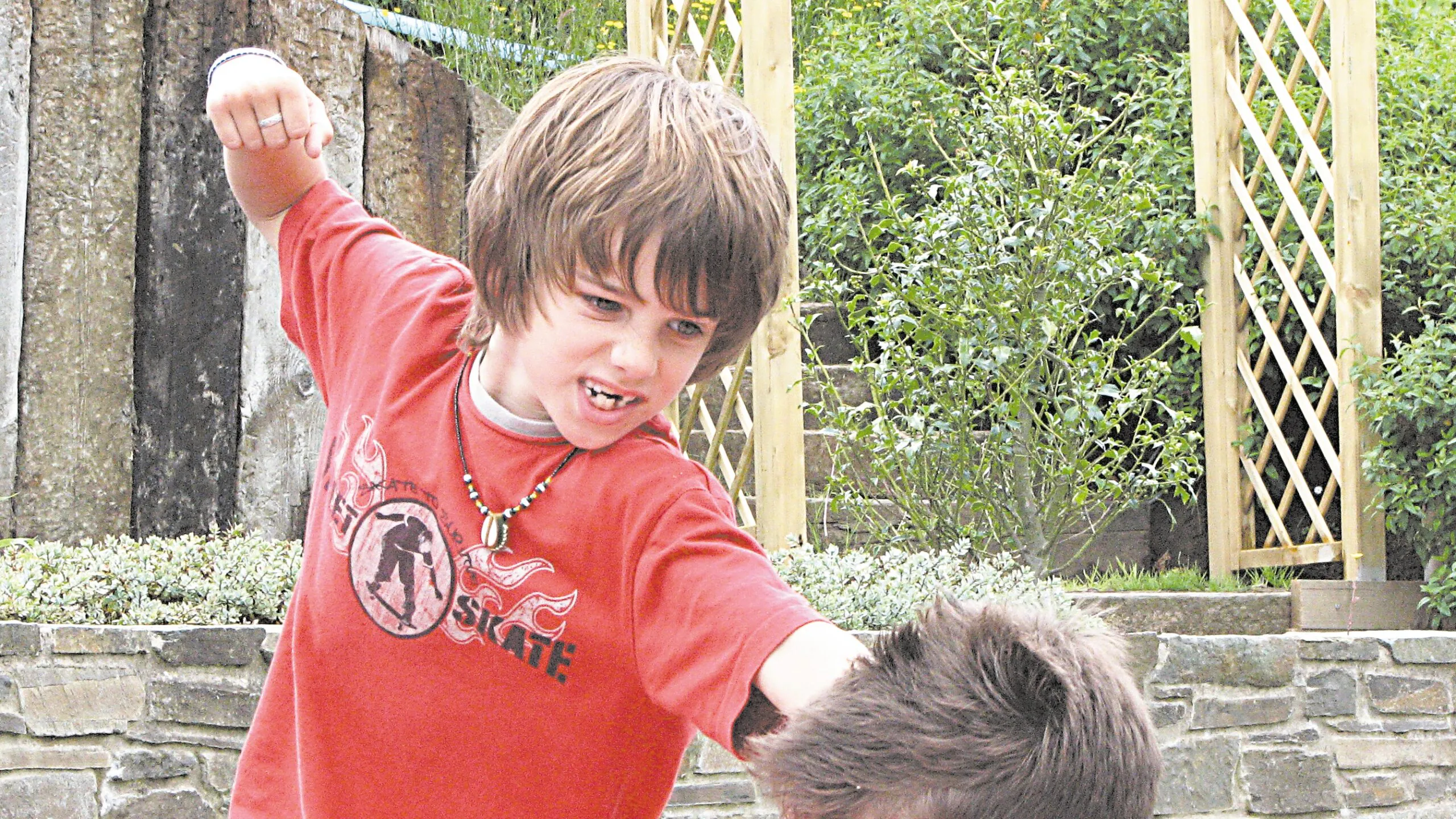 Młodzi ludzie rozwiązują problemy przemocą