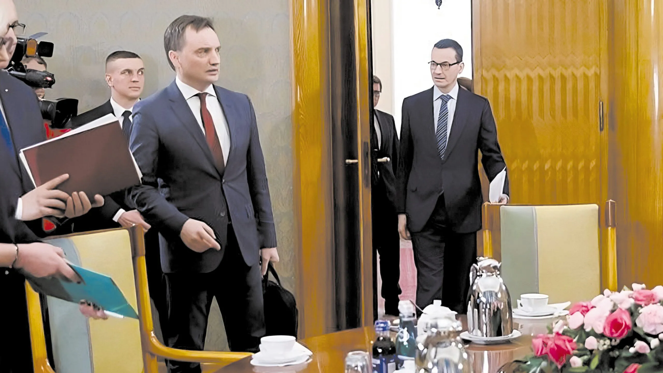 Dlaczego premier tańczy, jak mu Ziobro zagra?