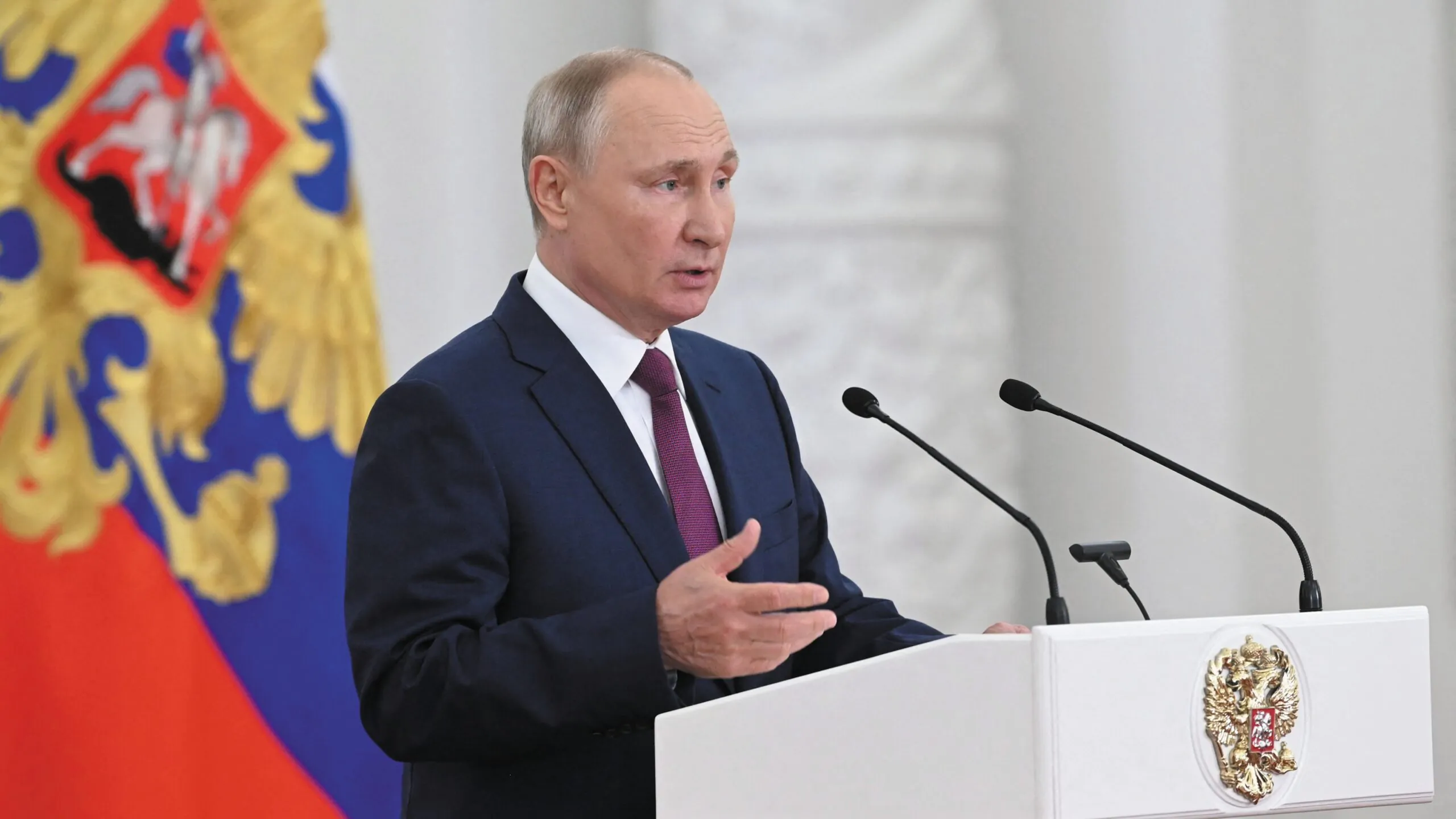 Putin. Słaby maczo na dzielni