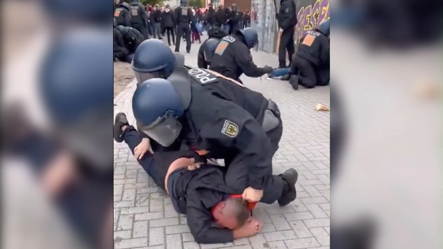 Policja bije kibiców FC St. Pauli