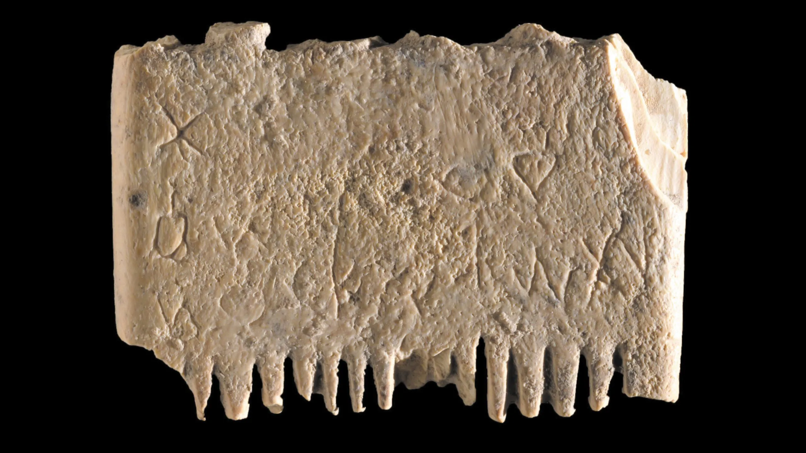 Zaklęcie przeciwko wszom wyryte na prastarym grzebieniu