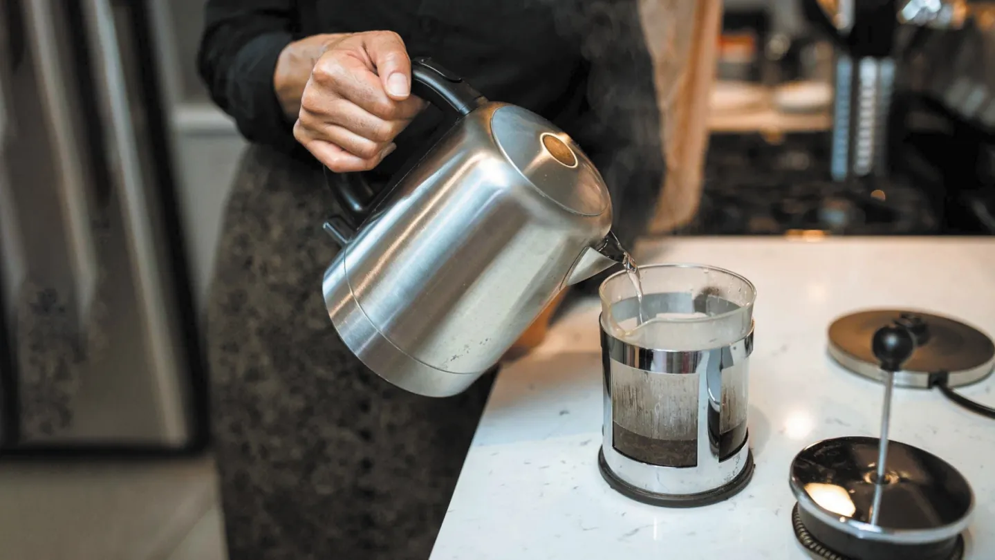 Dlaczego Chińczycy uwielbiają pić ciepłą wodę?