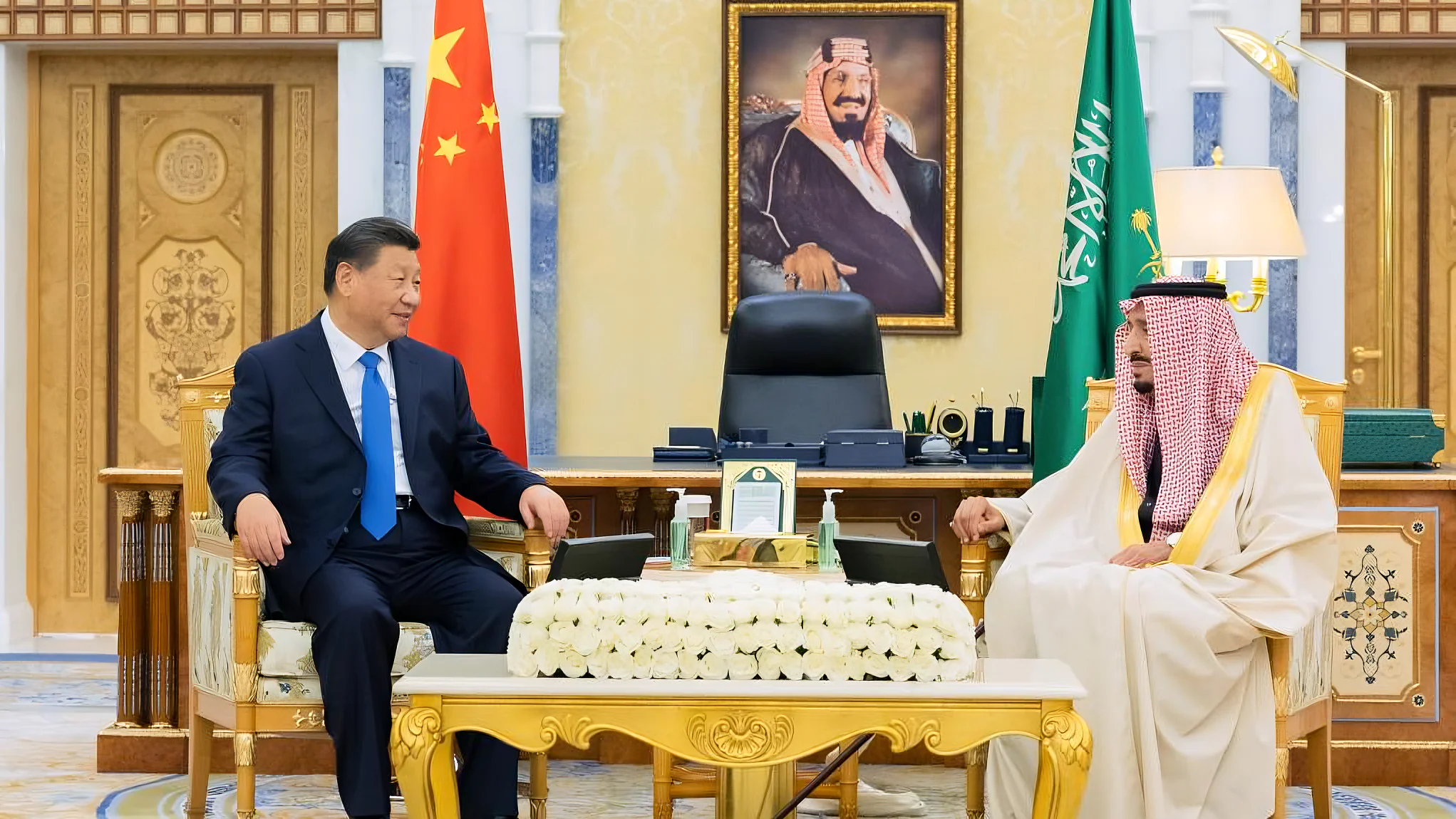 Xi meets with King Salman bin Abdulaziz Al Saud of Saudi Arabia