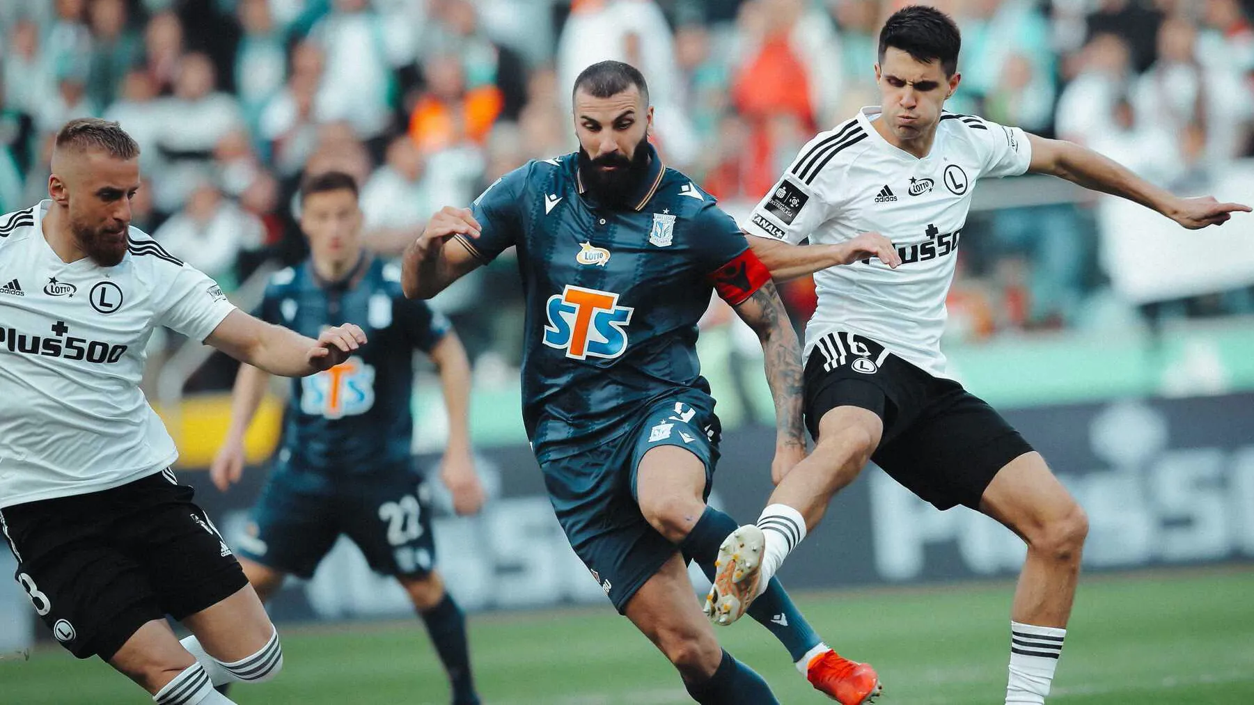 Remis w klasyku. Raków ucieka