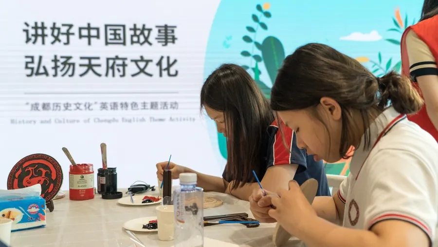 Chengdu Museum guides foreign students on cultural journey