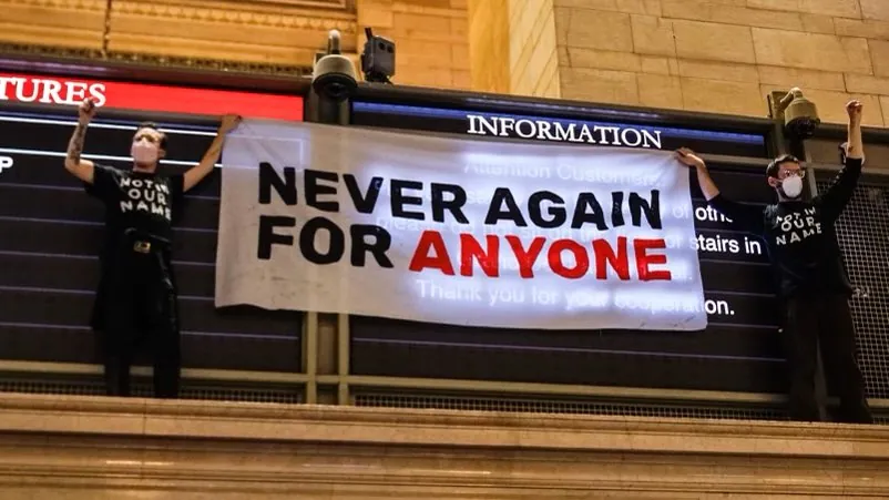 Siedząc okrakiem na płocie