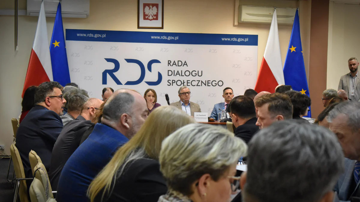 Na Radzie Dialogu Społecznego o wsparciu dla osób zwolnionych grupowo i osób z niepełnosprawnościami