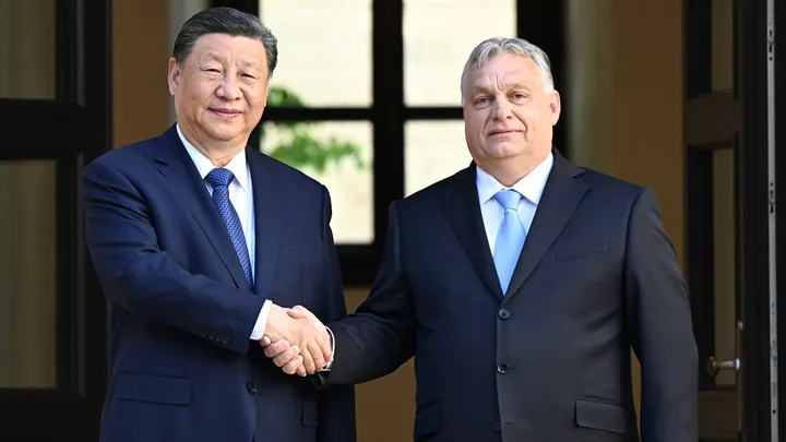 Przewodniczący Chin Xi Jinping rozmawiał z premierem Węgier Viktorem Orbanem