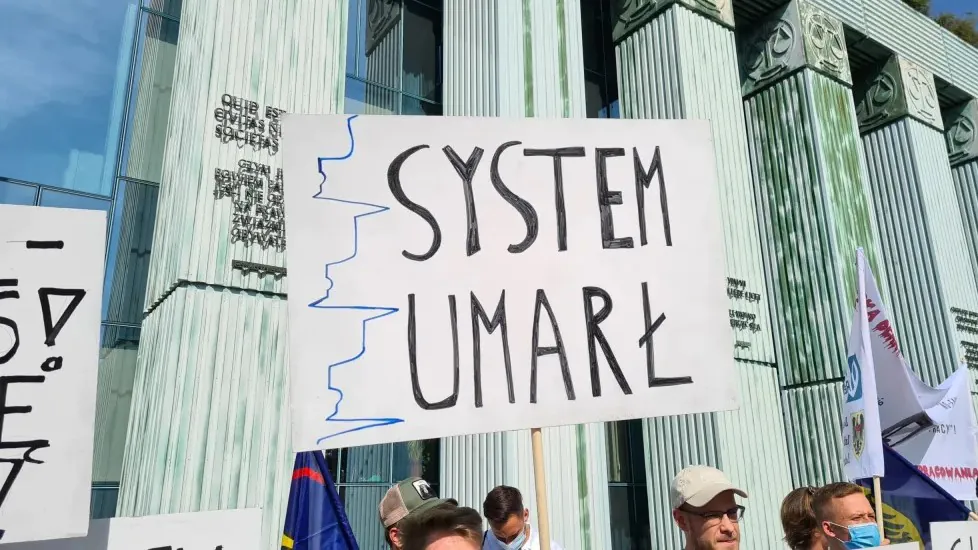 Dziura w NFZ. Dlatego trzeba obniżyć składkę biznesowi