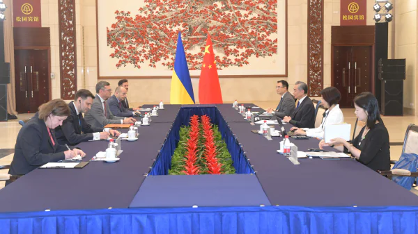 Wang Yi przeprowadził rozmowy z ministrem spraw zagranicznych Ukrainy
