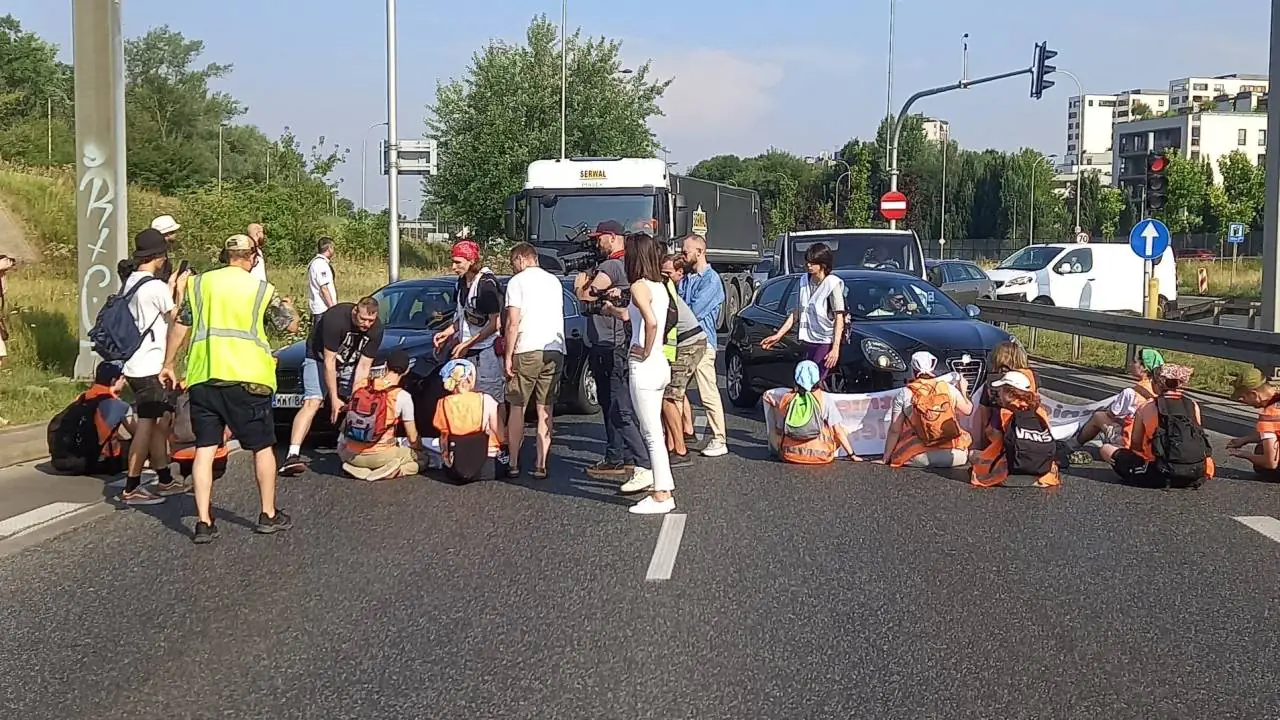 Klejem po asfalcie… ale po co?