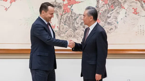 Wang Yi spotkał się z ministrem spraw zagranicznych Polski Radosławem Sikorskim