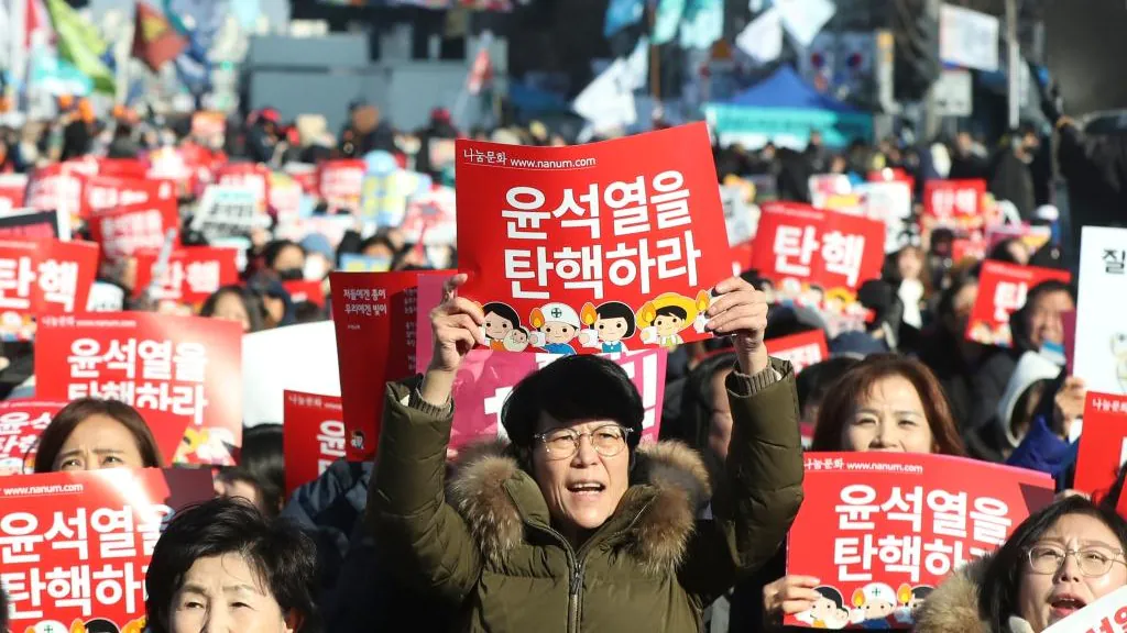 Od stanu wojennego do oblężenia: Korea Południowa w kryzysie
